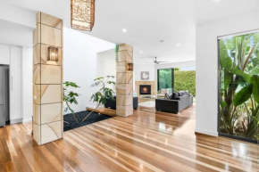 Luxury Torquay Townhouse 150m to Beach